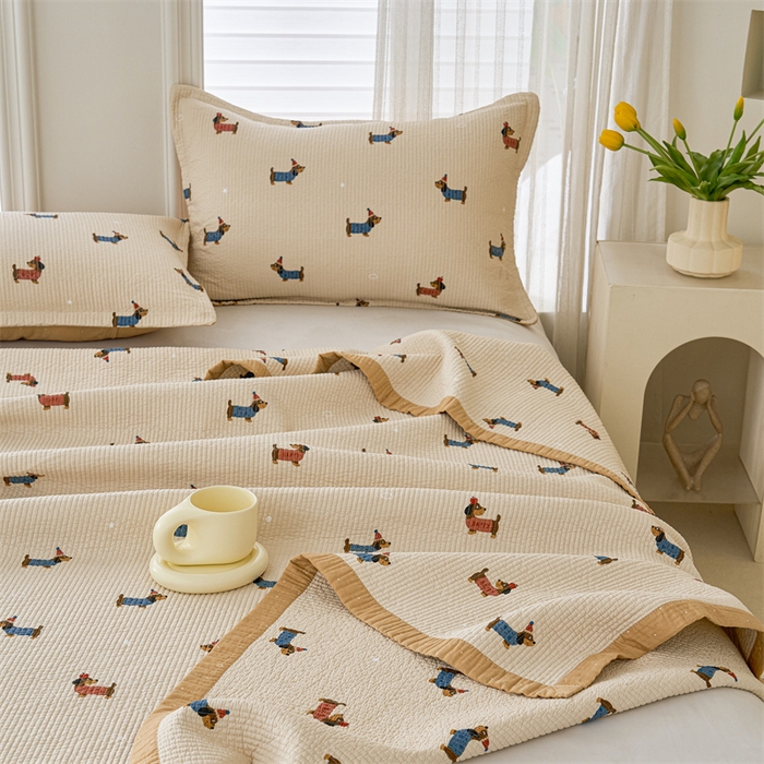 91家纺网 家纺一手货源 找家纺 洽想家 2025新款里外夹棉新疆棉花水洗床盖A1系列 班长狗 床盖