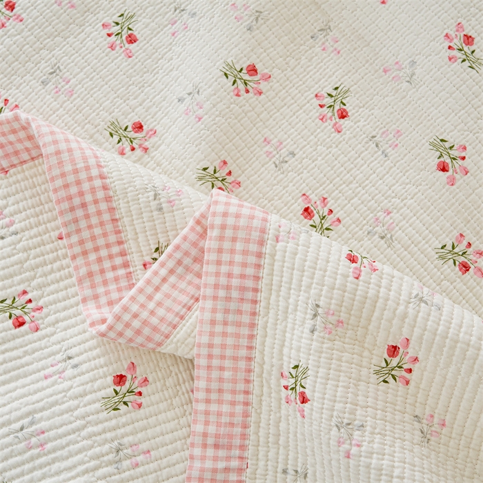 91家纺网 家纺一手货源 找家纺 洽想家 2025新款里外夹棉新疆棉花水洗床盖A1系列 红格花花 床盖