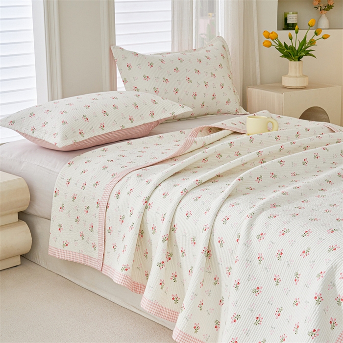 91家纺网 家纺一手货源 找家纺 洽想家 2025新款里外夹棉新疆棉花水洗床盖A1系列 红格花花 床盖