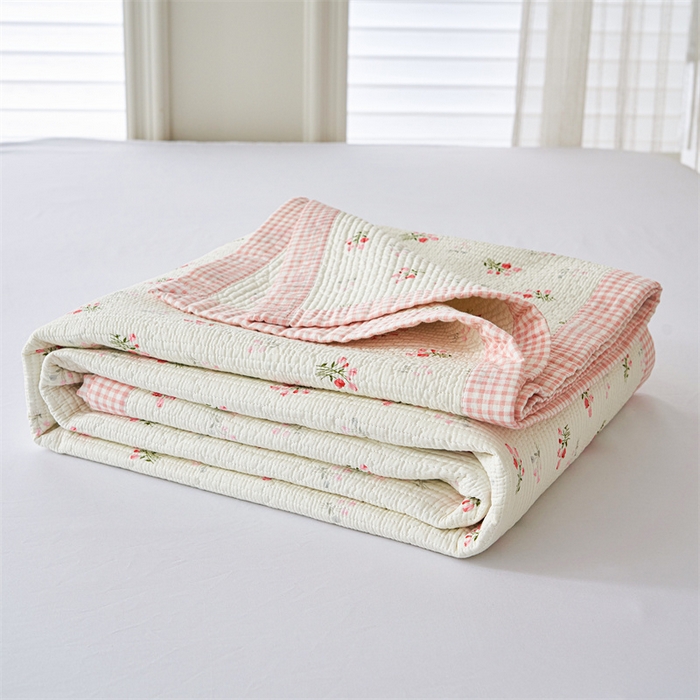 91家纺网 家纺一手货源 找家纺 洽想家 2025新款里外夹棉新疆棉花水洗床盖A1系列 红格花花 床盖