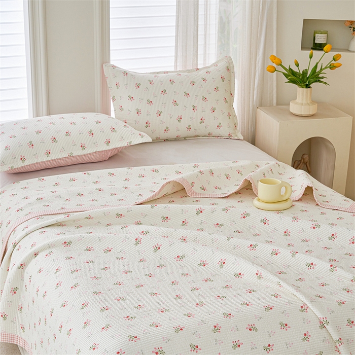 91家纺网 家纺一手货源 找家纺 洽想家 2025新款里外夹棉新疆棉花水洗床盖A1系列 红格花花 床盖