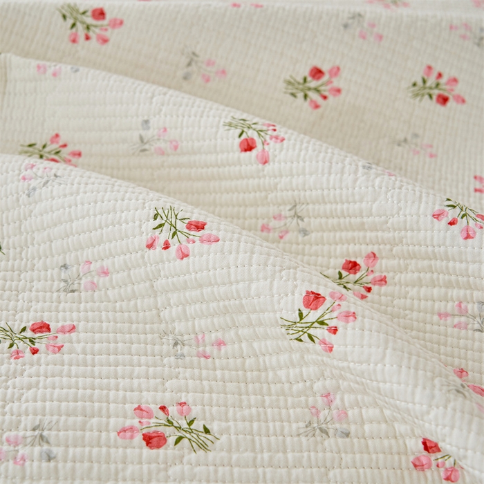 91家纺网 家纺一手货源 找家纺 洽想家 2025新款里外夹棉新疆棉花水洗床盖A1系列 红格花花 床盖