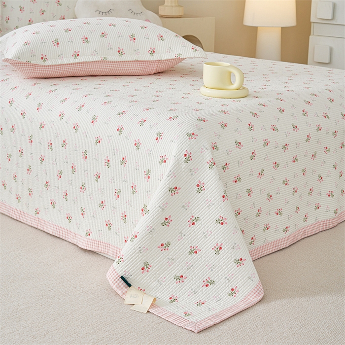 91家纺网 家纺一手货源 找家纺 洽想家 2025新款里外夹棉新疆棉花水洗床盖A1系列 红格花花