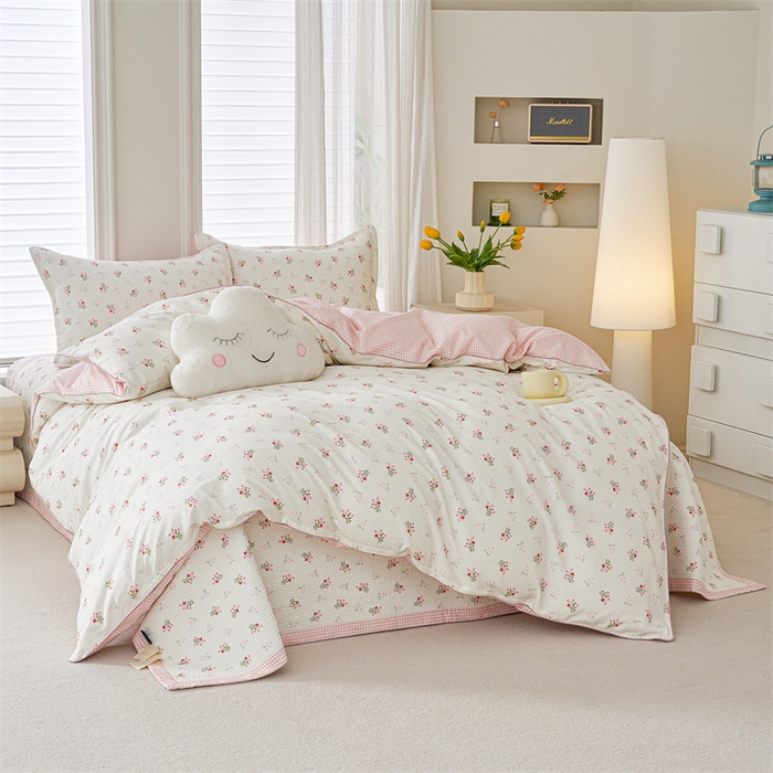 91家纺网 家纺一手货源 找家纺 洽想家 2025新款里外夹棉新疆棉花水洗床盖A1系列 红格花花