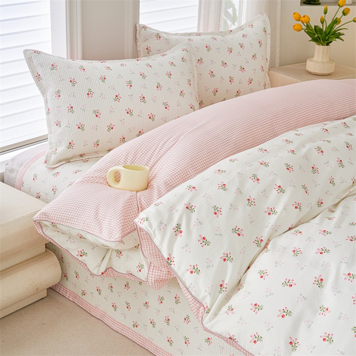 91家纺网 家纺一手货源 找家纺 洽想家 2025新款里外夹棉新疆棉花水洗床盖A1系列 红格花花