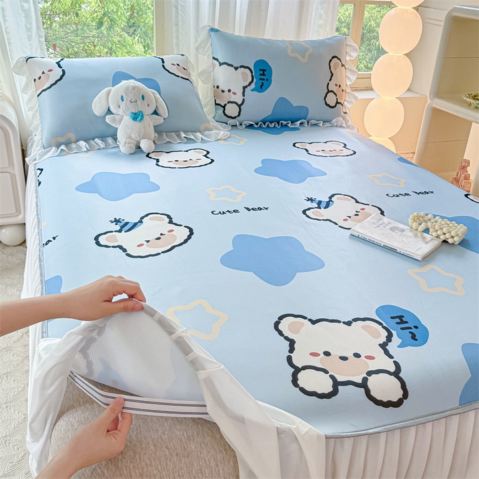 91家纺网 家纺一手货源 找家纺 康纳利 2025新款碳光冰丝席床裙款凉席软凉席 复合冰丝床裙款-幸运熊