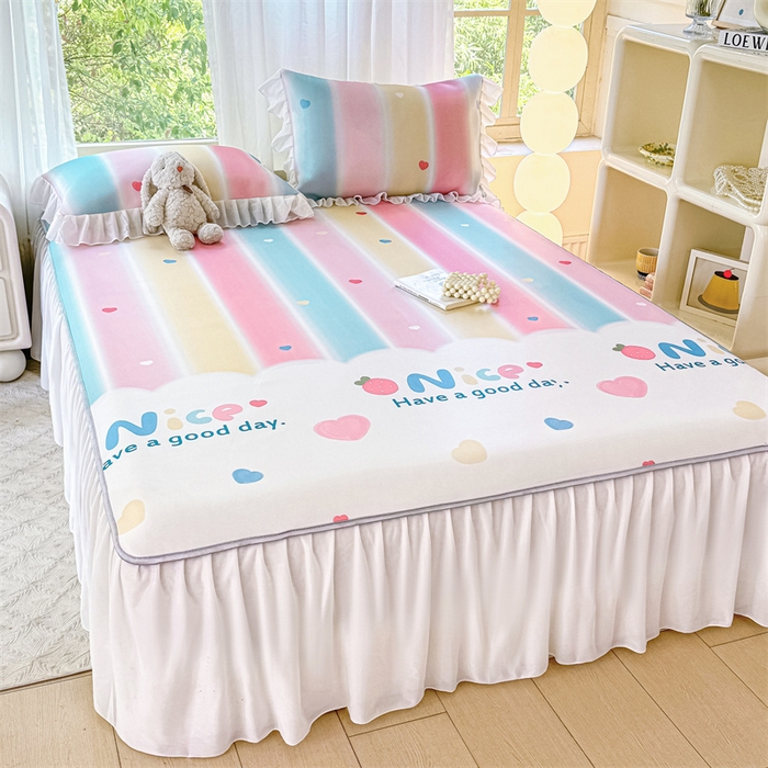 91家纺网 家纺一手货源 找家纺 康纳利 2025新款碳光冰丝席床裙款凉席软凉席 复合冰丝床裙款-彩虹草莓