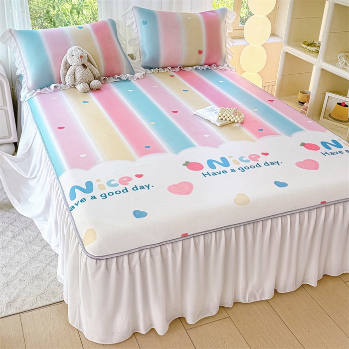 91家纺网 家纺一手货源 找家纺 康纳利 2025新款碳光冰丝席床裙款凉席软凉席 复合冰丝床裙款-彩虹草莓