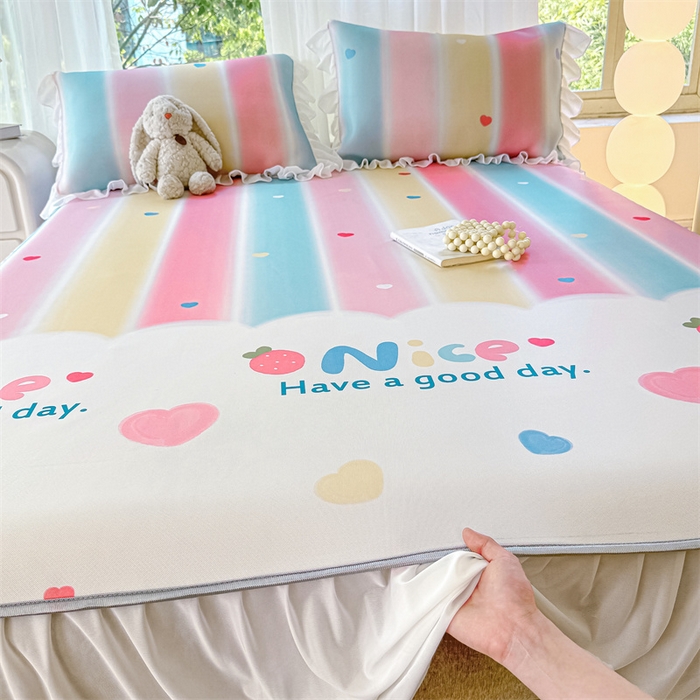 91家纺网 家纺一手货源 找家纺 康纳利 2025新款碳光冰丝席床裙款凉席软凉席 复合冰丝床裙款-彩虹草莓