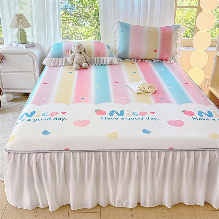 91家纺网 家纺一手货源 找家纺 康纳利 2025新款碳光冰丝席床裙款凉席软凉席 复合冰丝床裙款-彩虹草莓