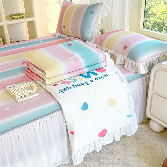 91家纺网 家纺一手货源 找家纺 康纳利 2025新款碳光冰丝席床裙款凉席软凉席 复合冰丝床裙款-彩虹草莓