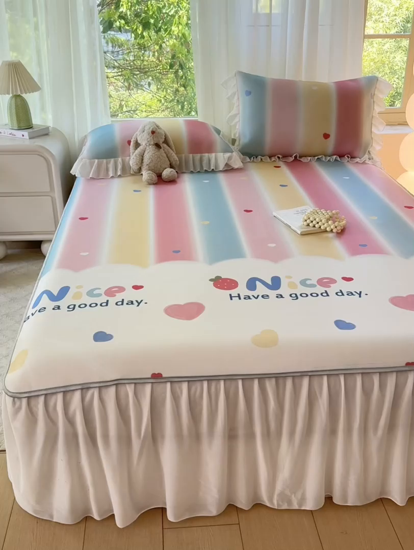 91家纺网 家纺一手货源 找家纺 康纳利 2025新款碳光冰丝席床裙款凉席软凉席 复合冰丝床裙款-彩虹草莓