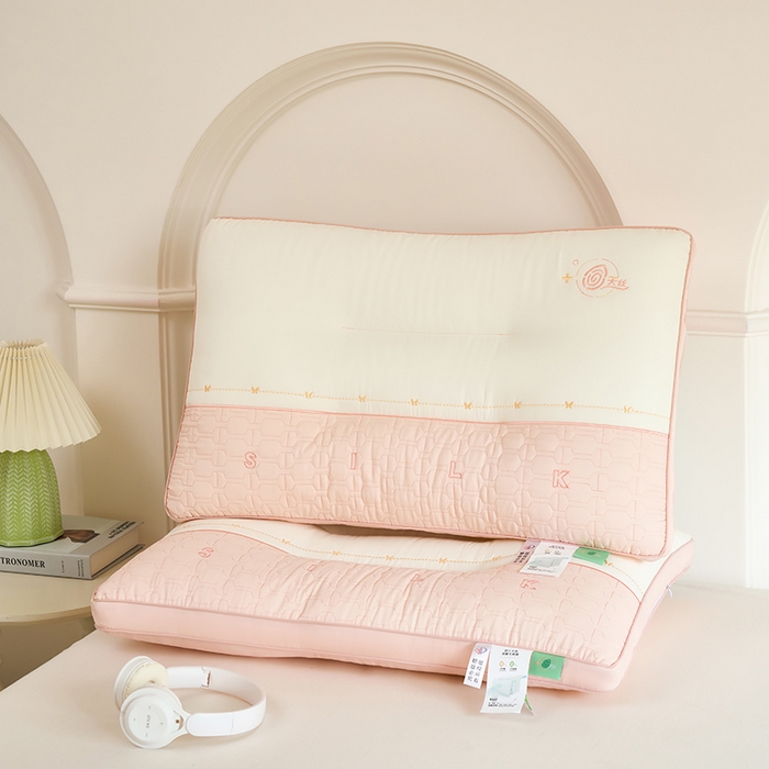 91家纺网 家纺一手货源 找家纺 （总）幸运草 2025新款天丝莱赛尔纤维枕头 立体定型羽丝绒护颈椎枕芯