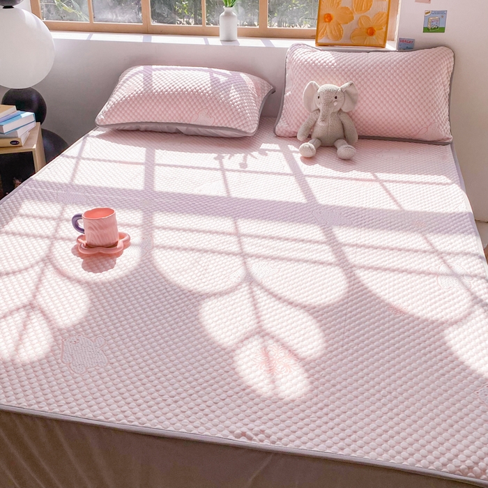 91家纺网 家纺一手货源 找家纺 千朵 2025新款凉感PE冰豆豆提花床笠款凉席 雪花熊粉