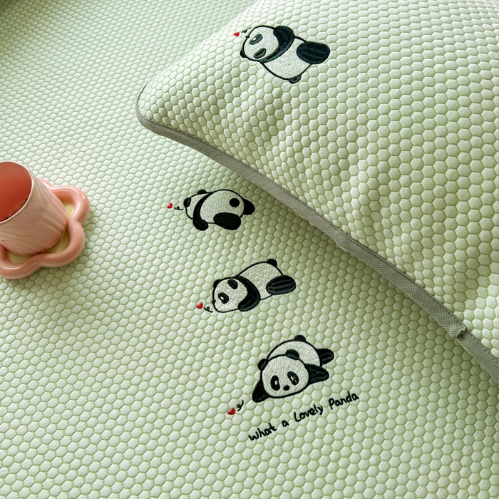 91家纺网 家纺一手货源 找家纺 千朵 2025新款冰豆豆绣花凉席 熊猫