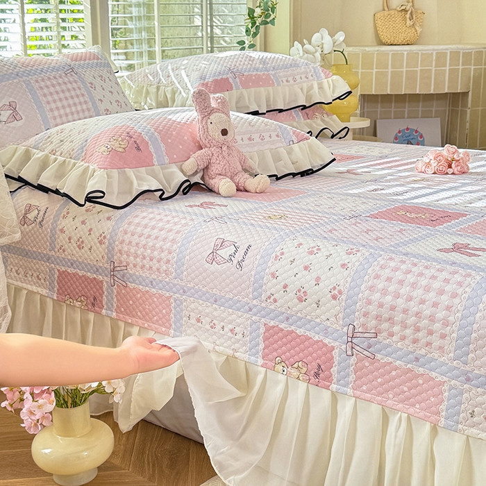 91家纺网 家纺一手货源 找家纺 金盛皇朝家纺 2025夏季新款冰丝凉豆豆床盖凉席 糖熊仔仔