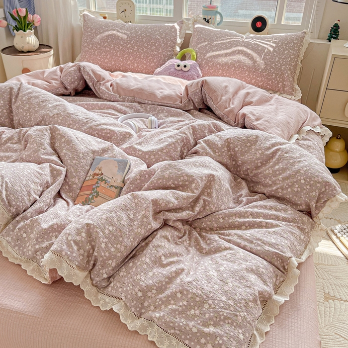 91家纺网 家纺一手货源 找家纺 2025新款云感木棉皱皱双层纱全棉花边四件套 山野栀子