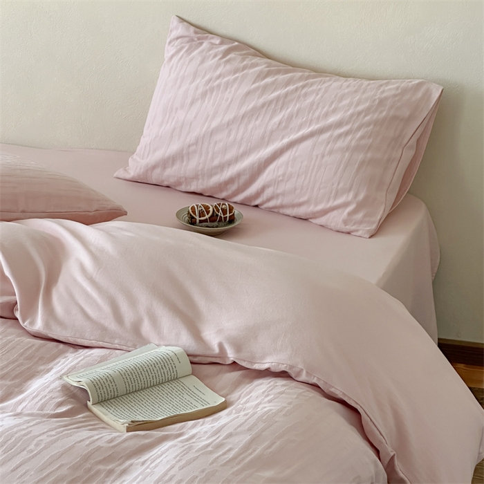 91家纺网 家纺一手货源 找家纺 梦享生活家居 2025新款色织三层提花人字纹面料四件套-青春系列恋青春粉