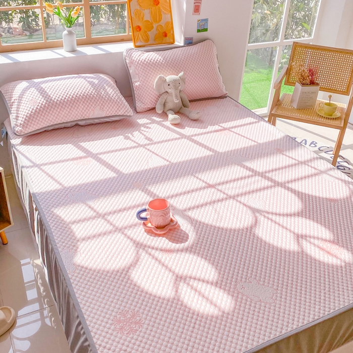 91家纺网 家纺一手货源 找家纺 千朵 2025新款凉感PE冰豆豆提花床笠款凉席 雪花熊粉