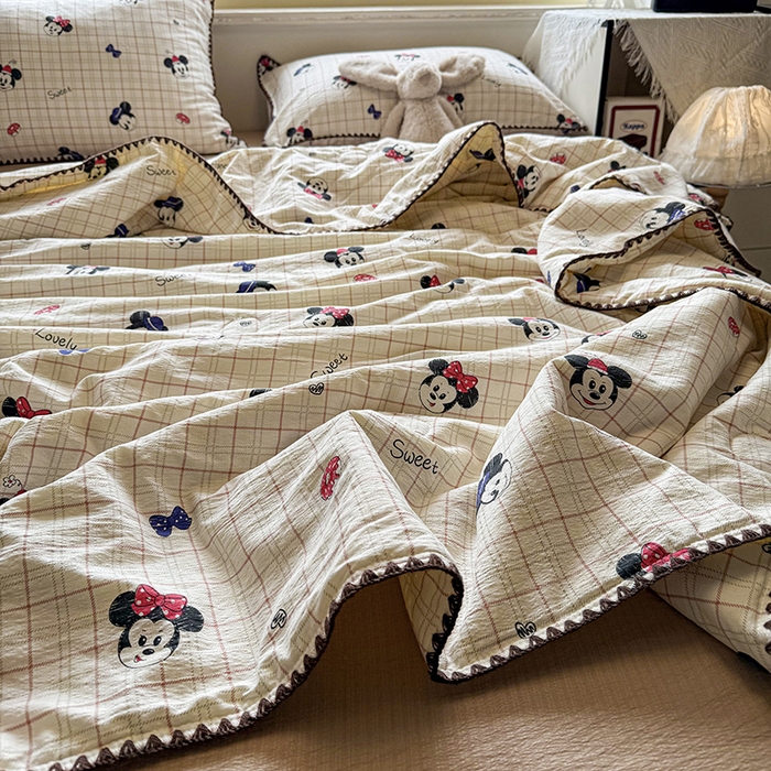 91家纺网 家纺一手货源 找家纺 晚爱家纺（原晚安家居）  2025新款A类母婴级云感双层纱三角针夏被贝壳边夏凉被春夏贝壳绣【可提供买家秀】 格子米奇