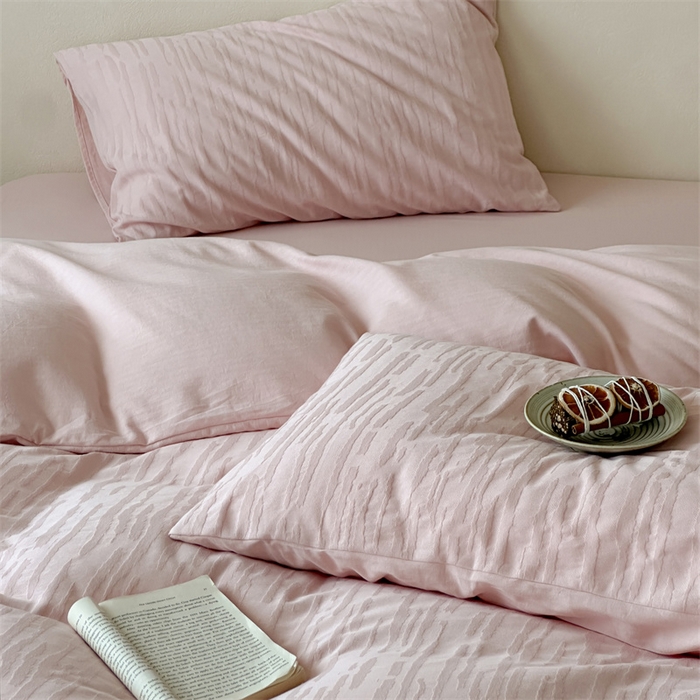 91家纺网 家纺一手货源 找家纺 梦享生活家居 2025新款色织三层提花人字纹面料四件套-青春系列恋青春粉