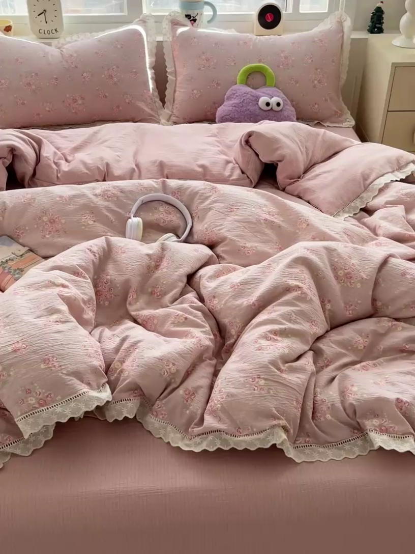 91家纺网 家纺一手货源 找家纺 2025新款云感木棉皱皱双层纱全棉花边四件套 素颜