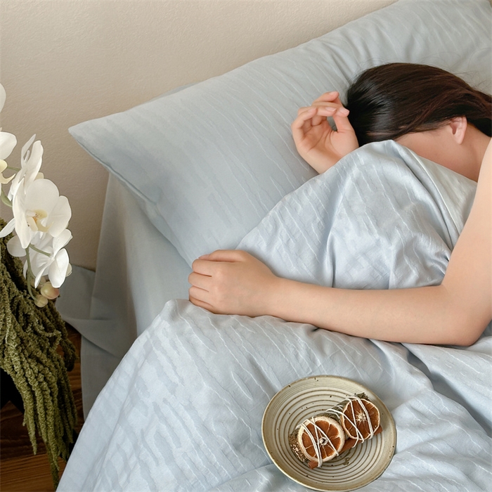 91家纺网 家纺一手货源 找家纺 梦享生活家居 2025新款色织三层提花人字纹面料四件套-青春系列恋青春天蓝