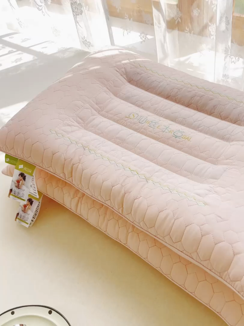 91家纺网 家纺一手货源 找家纺 （总）幸运草 2025新款仙丝本草绗绣枕头 单人成人家用护颈枕枕芯