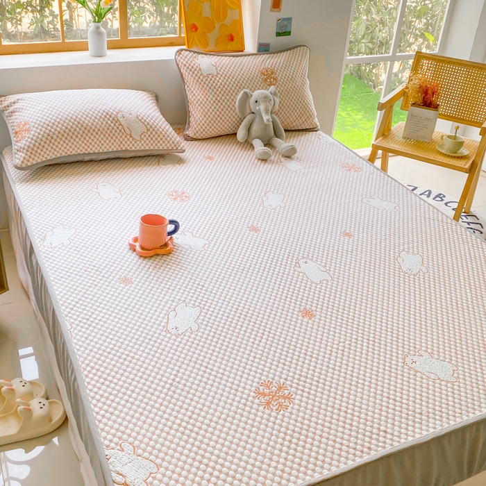 91家纺网 家纺一手货源 找家纺 千朵 2025新款凉感PE冰豆豆提花床笠款凉席 雪花熊咖