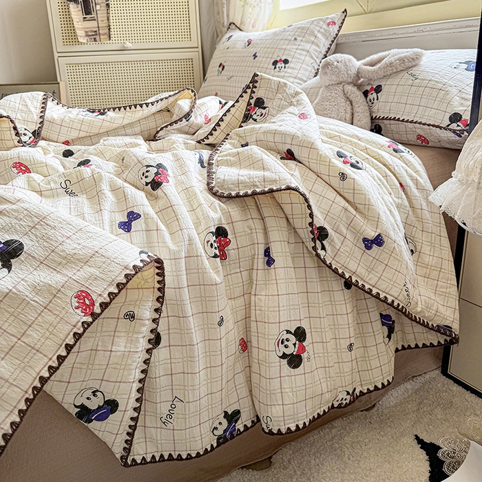 91家纺网 家纺一手货源 找家纺 晚爱家纺（原晚安家居）  2025新款A类母婴级云感双层纱三角针夏被贝壳边夏凉被春夏贝壳绣【可提供买家秀】 格子米奇