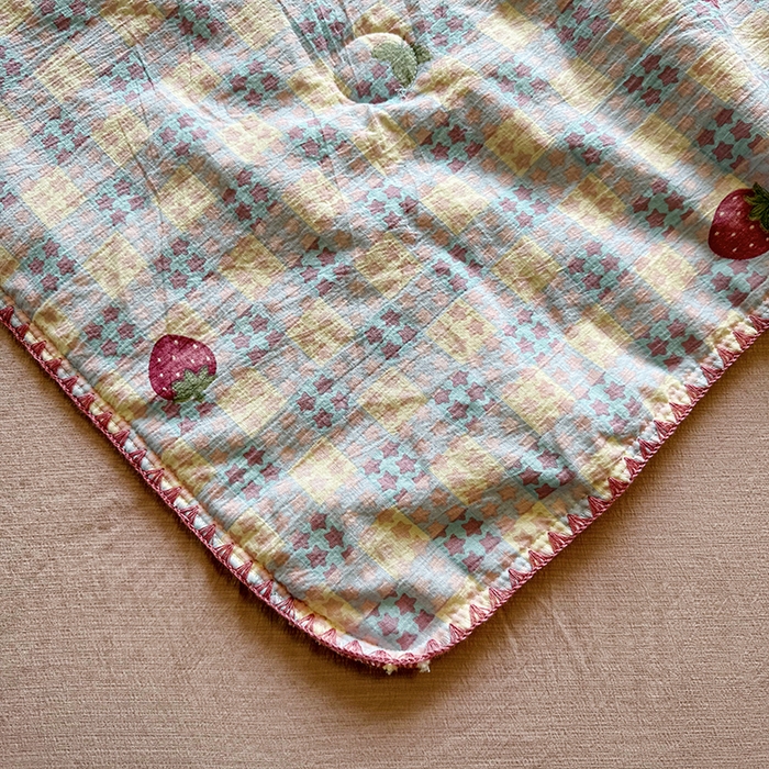 91家纺网 家纺一手货源 找家纺 晚爱家纺（原晚安家居）  2025新款A类母婴级云感双层纱三角针夏被贝壳边夏凉被春夏贝壳绣【可提供买家秀】 草莓甜心