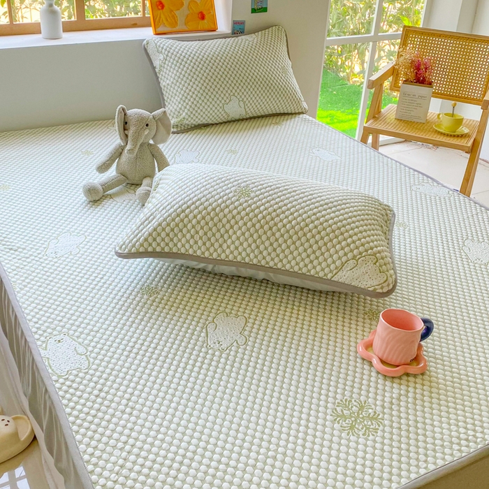 91家纺网 家纺一手货源 找家纺 千朵 2025新款凉感PE冰豆豆提花床笠款凉席 雪花熊绿