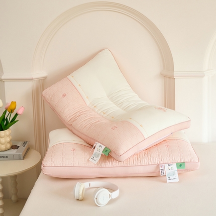 91家纺网 家纺一手货源 找家纺 （总）幸运草 2025新款全棉决明子草本记护颈枕头 成人家用分区定型枕芯