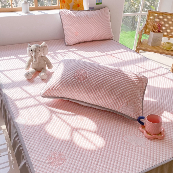 91家纺网 家纺一手货源 找家纺 千朵 2025新款凉感PE冰豆豆提花床笠款凉席 雪花熊粉