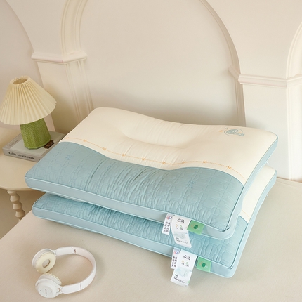 91家纺网 家纺一手货源 找家纺 （总）幸运草 2025新款天丝莱赛尔纤维枕头 立体定型羽丝绒护颈椎枕芯