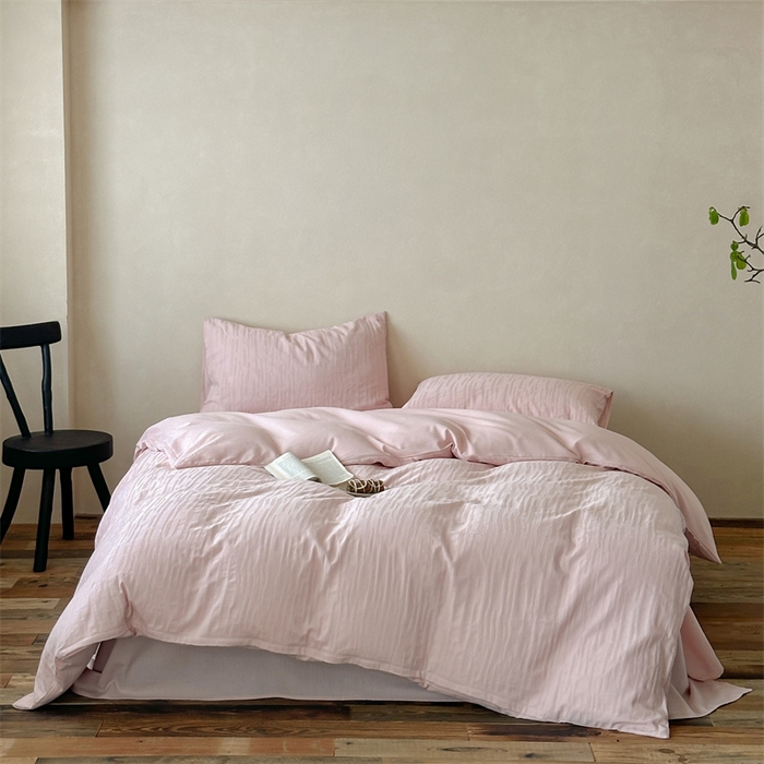 91家纺网 家纺一手货源 找家纺 梦享生活家居 2025新款色织三层提花人字纹面料四件套-青春系列恋青春粉