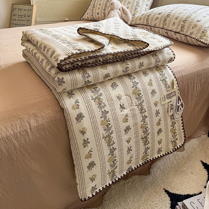 91家纺网 家纺一手货源 找家纺 （总）晚爱家纺（原晚安家居）  2025新款A类母婴级云感双层纱三角针夏被贝壳边夏凉被春夏贝壳绣【可提供买家秀】