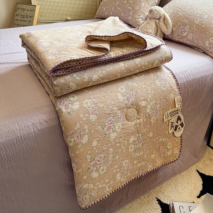 91家纺网 家纺一手货源 找家纺 晚爱家纺（原晚安家居）  2025新款A类母婴级云感双层纱三角针夏被贝壳边夏凉被春夏贝壳绣【可提供买家秀】 爱如星辰