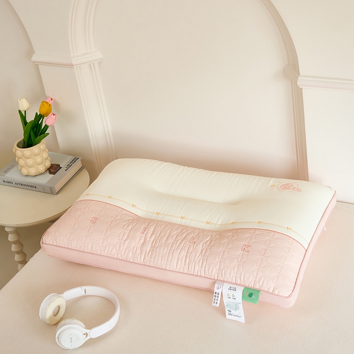 91家纺网 家纺一手货源 找家纺 （总）幸运草 2025新款天丝莱赛尔纤维枕头 立体定型羽丝绒护颈椎枕芯