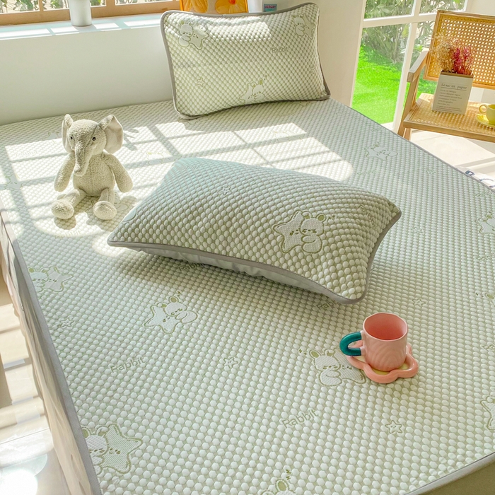 91家纺网 家纺一手货源 找家纺 千朵 2025新款凉感PE冰豆豆提花床笠款凉席 星星兔绿