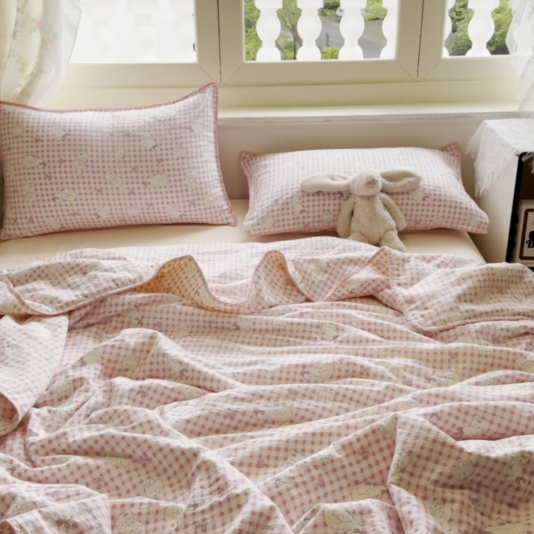 91家纺网 家纺一手货源 找家纺 晚爱家纺（原晚安家居）  2025新款A类母婴级云感双层纱三角针夏被贝壳边夏凉被春夏贝壳绣【可提供买家秀】 猫咪晚宴