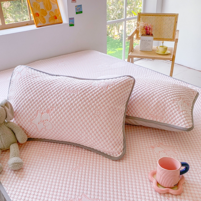 91家纺网 家纺一手货源 找家纺 千朵 2025新款凉感PE冰豆豆提花床笠款凉席 星星兔粉