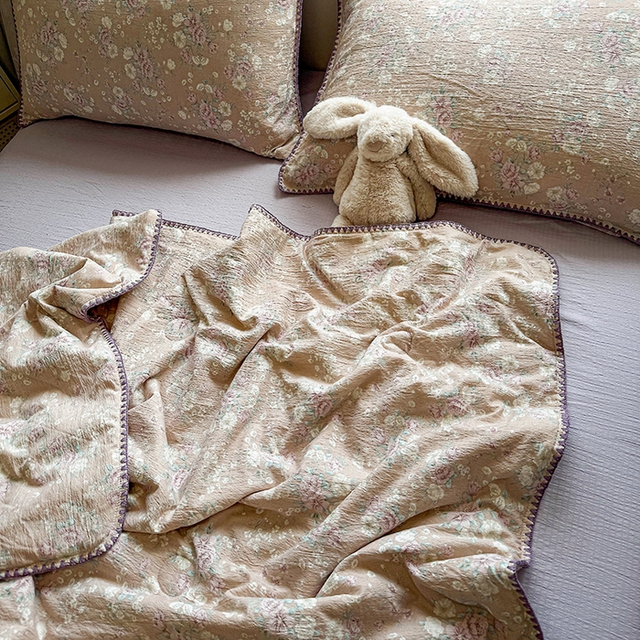 91家纺网 家纺一手货源 找家纺 晚爱家纺（原晚安家居）  2025新款A类母婴级云感双层纱三角针夏被贝壳边夏凉被春夏贝壳绣【可提供买家秀】 爱如星辰