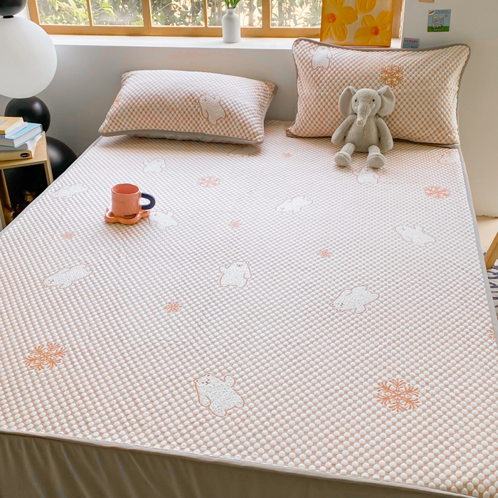 91家纺网 家纺一手货源 找家纺 千朵 2025新款凉感PE冰豆豆提花床笠款凉席 雪花熊咖