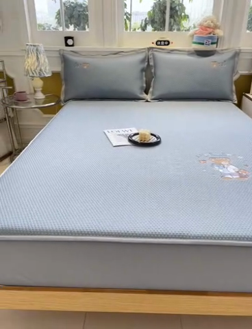 91家纺网 家纺一手货源 找家纺 （总）启程家纺 2025新款凉豆豆复合三明治刺绣款凉席席子-床笠款