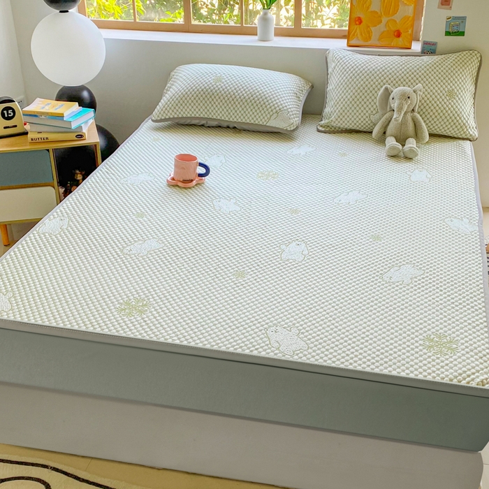 91家纺网 家纺一手货源 找家纺 千朵 2025新款凉感PE冰豆豆提花床笠款凉席 雪花熊绿