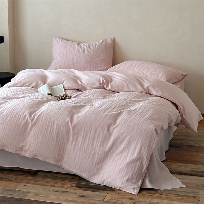 91家纺网 家纺一手货源 找家纺 梦享生活家居 2025新款色织三层提花人字纹面料四件套-青春系列恋青春粉