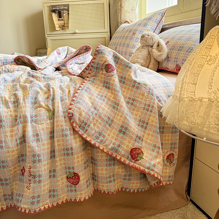 91家纺网 家纺一手货源 找家纺 晚爱家纺（原晚安家居）  2025新款A类母婴级云感双层纱三角针夏被贝壳边夏凉被春夏贝壳绣【可提供买家秀】 草莓甜心