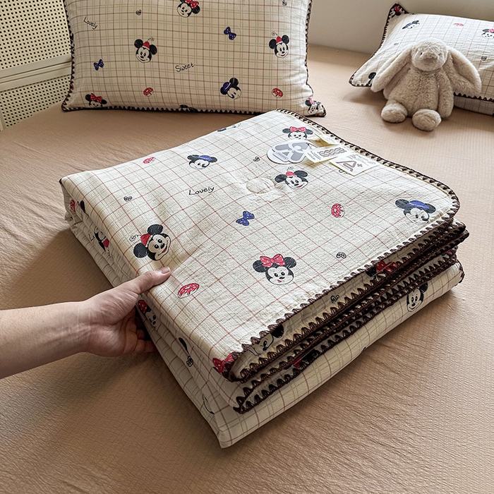 91家纺网 家纺一手货源 找家纺 晚爱家纺（原晚安家居）  2025新款A类母婴级云感双层纱三角针夏被贝壳边夏凉被春夏贝壳绣【可提供买家秀】 格子米奇