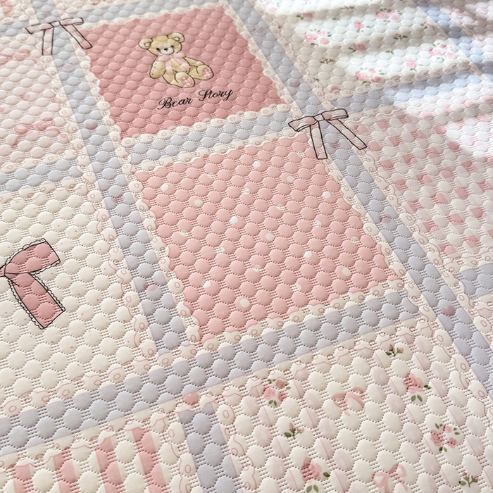 91家纺网 家纺一手货源 找家纺 金盛皇朝家纺 2025夏季新款冰丝凉豆豆床盖凉席 糖熊仔仔